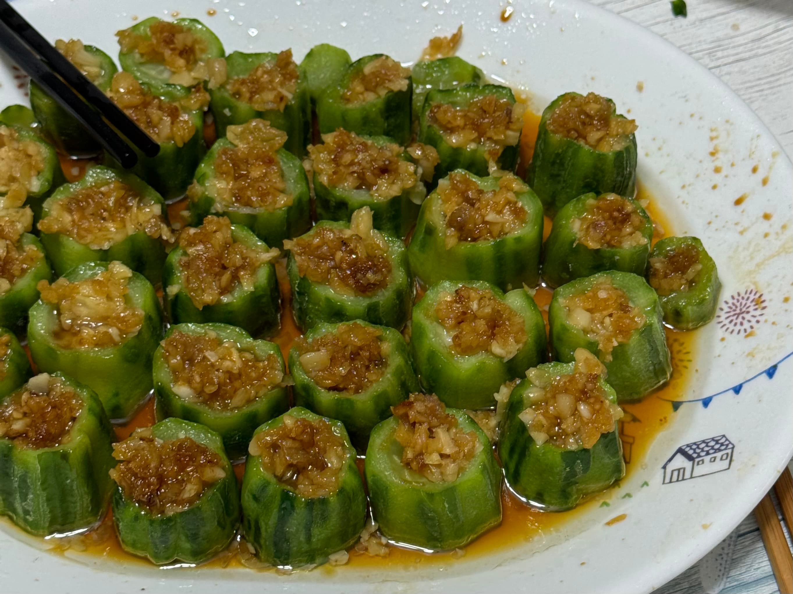 Steamed cucumber rings with garlic