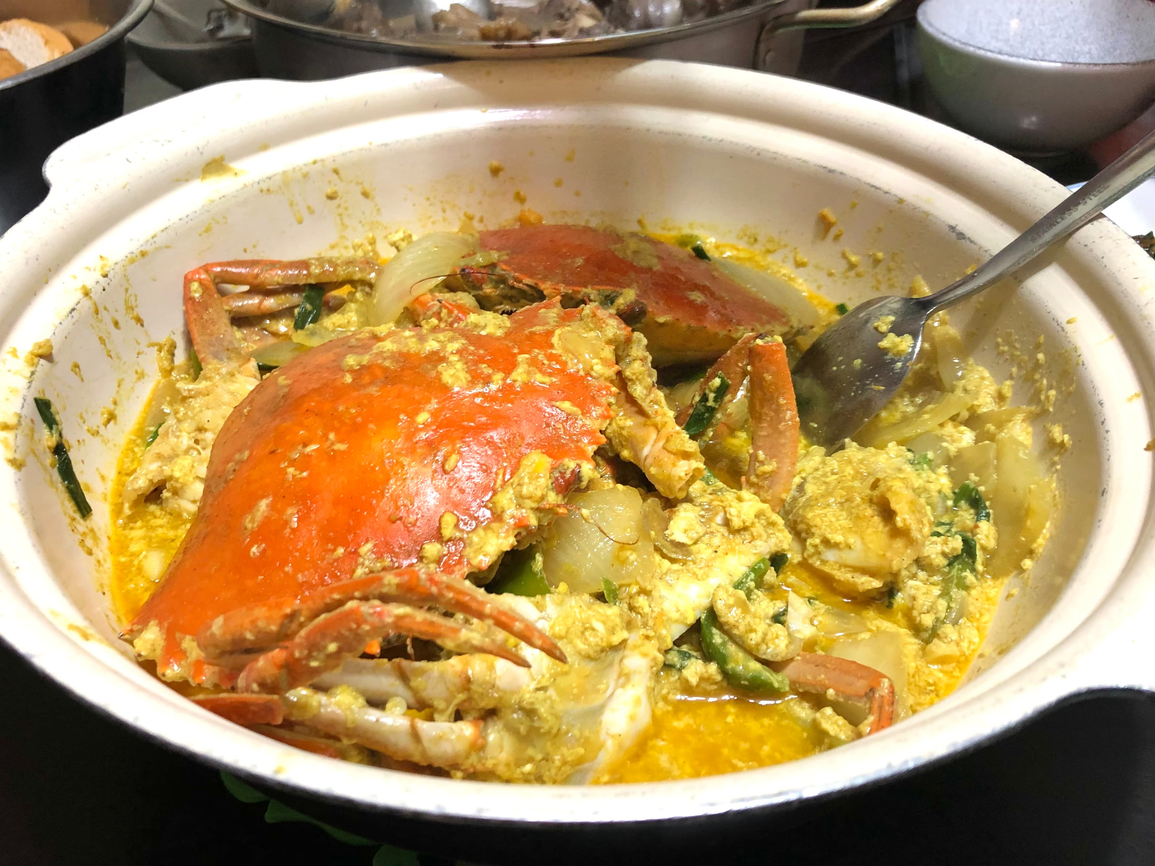 Curry crab in clay pot