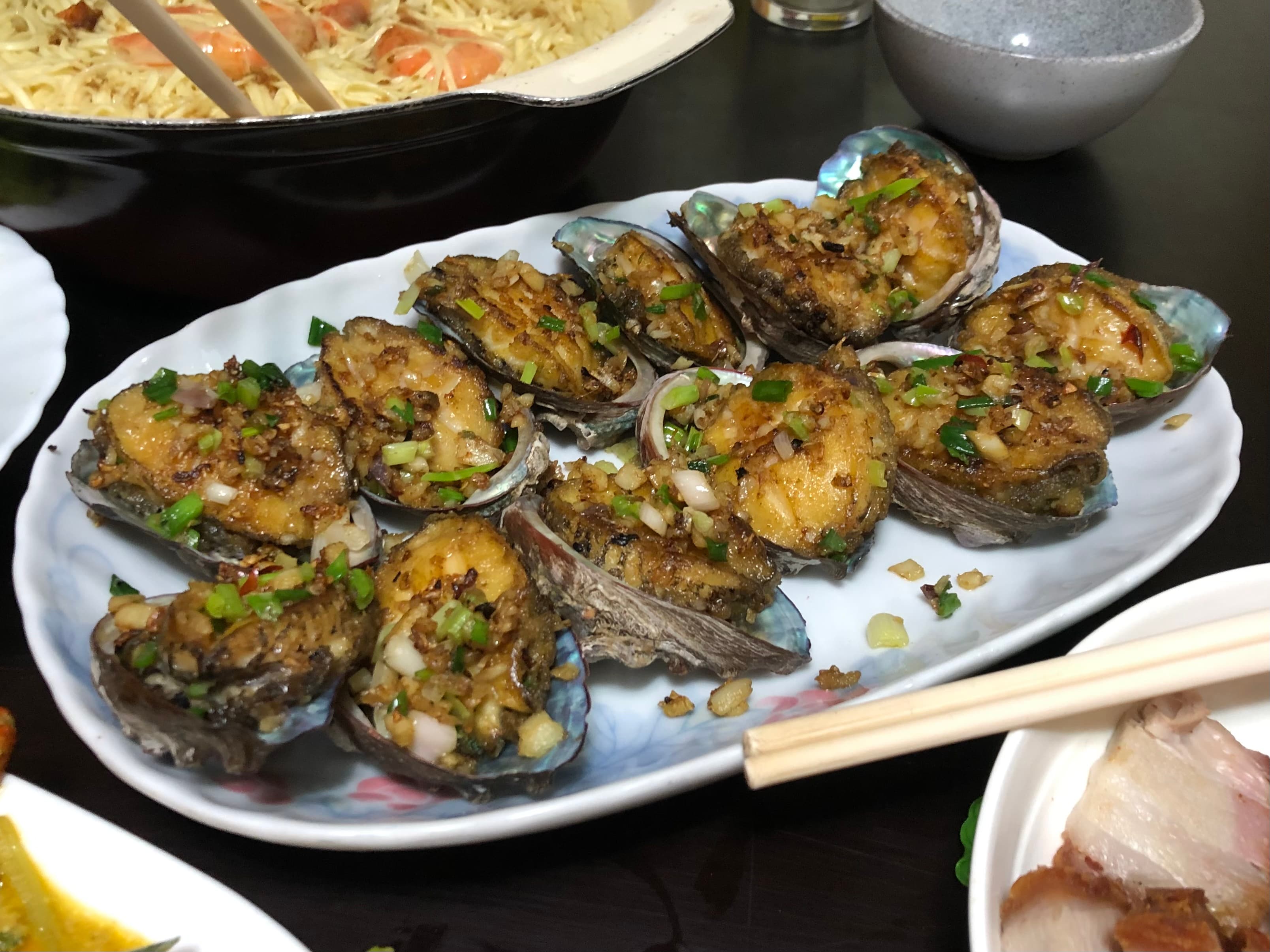 Deep-fried abalone with garlic and scallion
