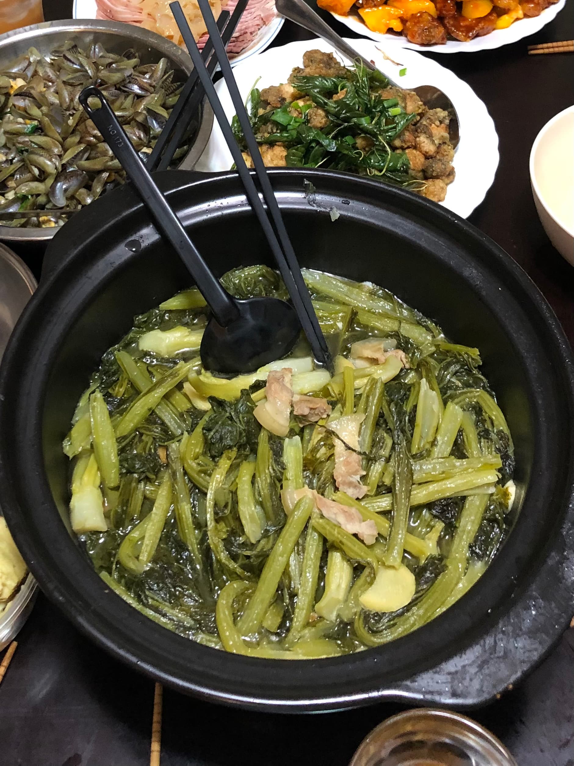 Mustard greens and pork-rib clay pot