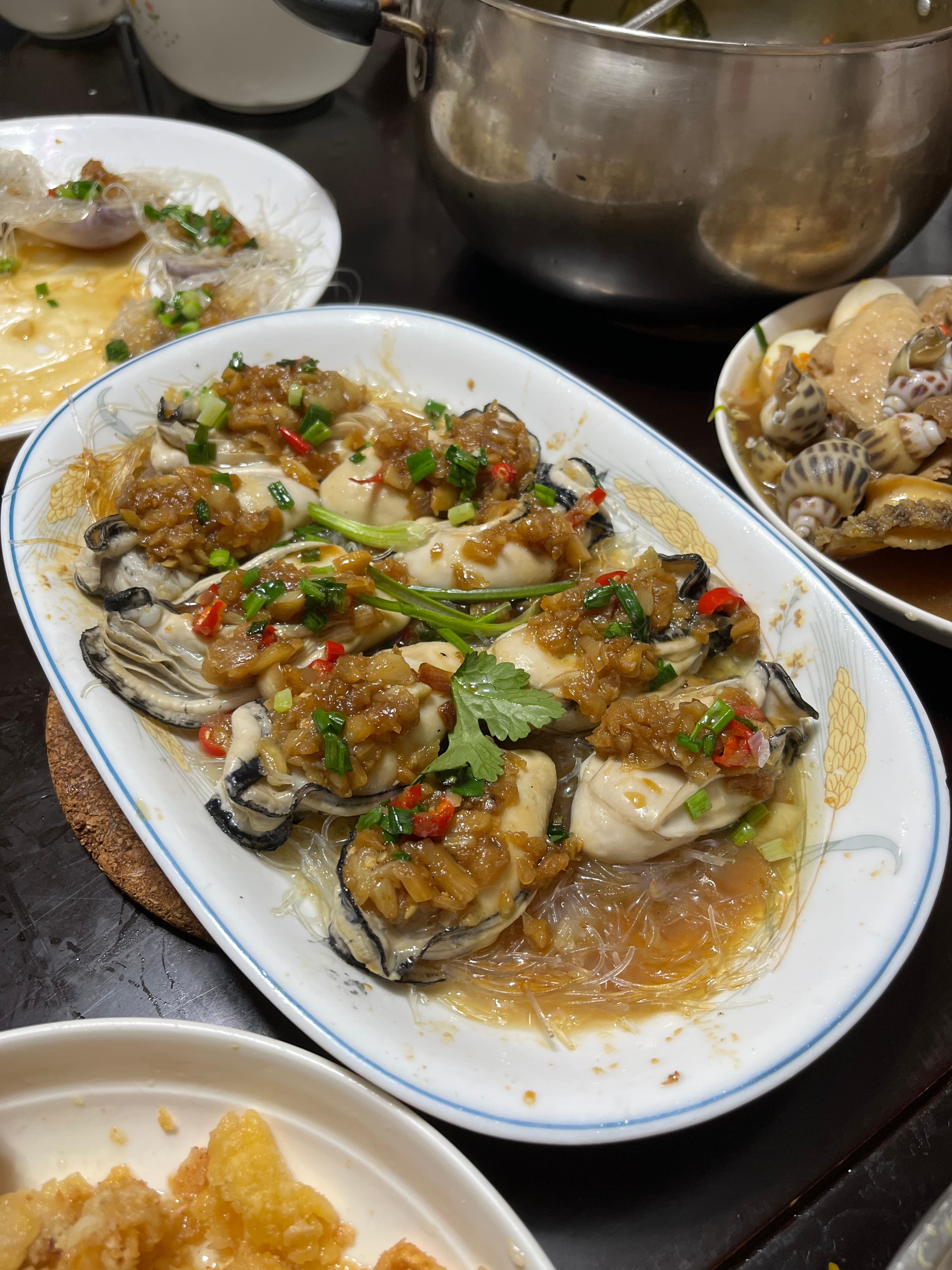Steamed oysters with garlic and vermicelli