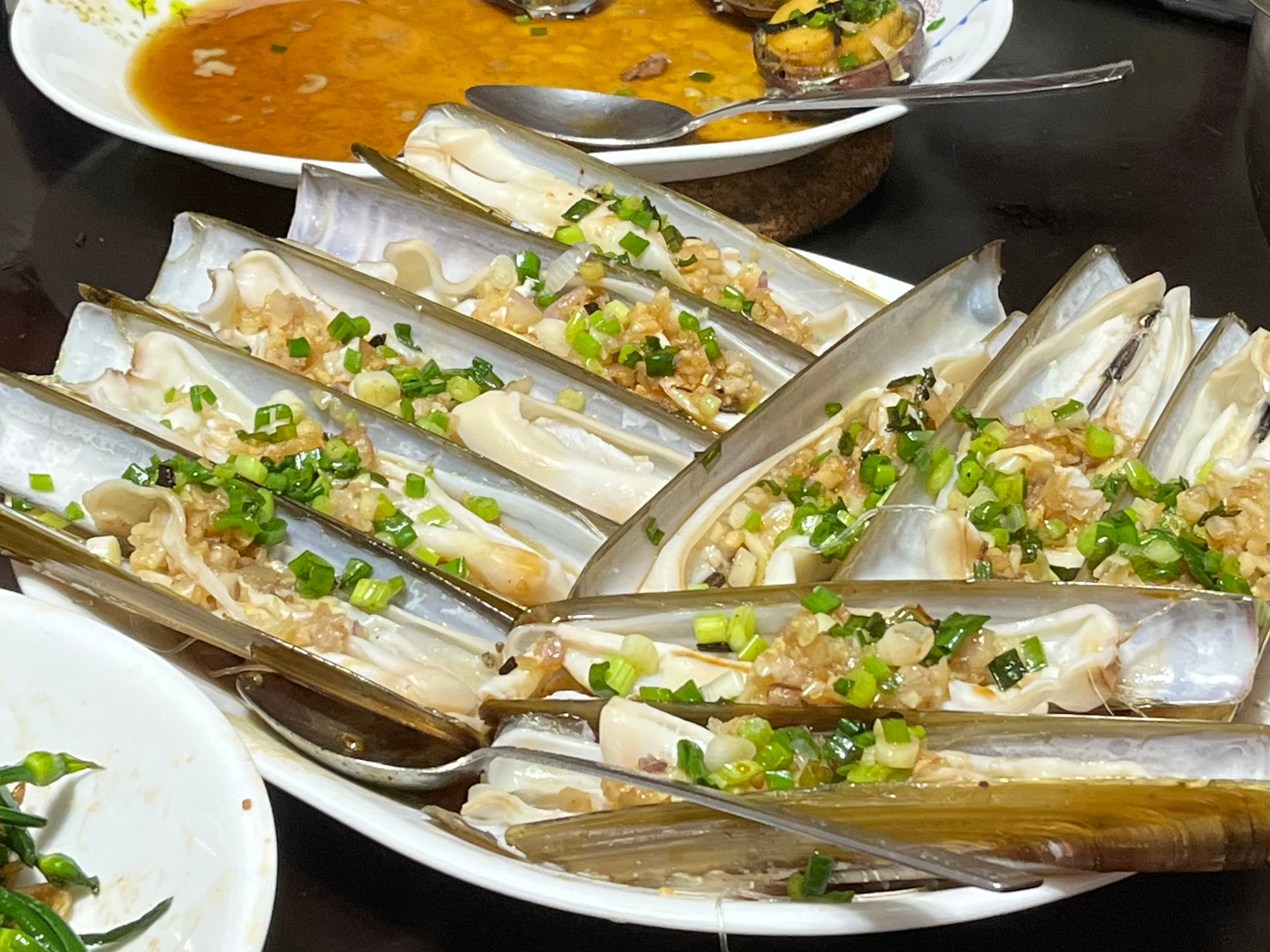 Steamed razor clams with garlic